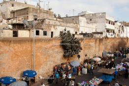 Image du Maroc Professionnelle de  Le phénomène des petits commerçants ambulants qui envahissent la chaussée du Boulevard Tahar El Alaoui, ex (2e Tirailleurs), qui longe la muraille considéré comme la plus la importante voie de circulation qui passe par Bab Marrakech pour rejoindre l’avenue des F . A . R., Vendredi 10 juillet 2009. (Photo / Abdeljalil Bounhar) 